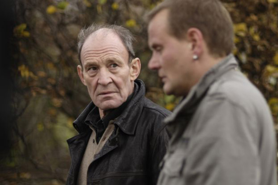 Der Tote in der Mauer (2008) - Michael Mendl, Devid Striesow